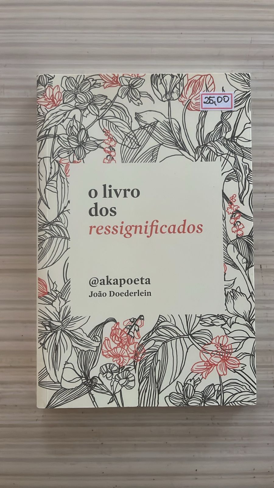 Capa do livro 'o livro dos ressignificados' de João Doederlein, conhecido como @akapoeta